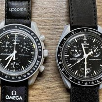 Fälschung versus Original: Die falsche Moonswatch auf der linken Seite weist einige Unterschiede zur echten auf.