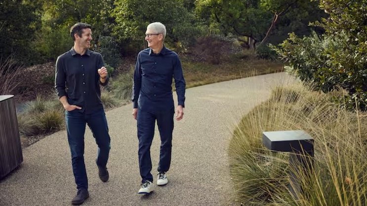Stabübergabe: John Ternus (l.) wird neuer CEO – Tim Cook amtet als VR-Präsident weiter.