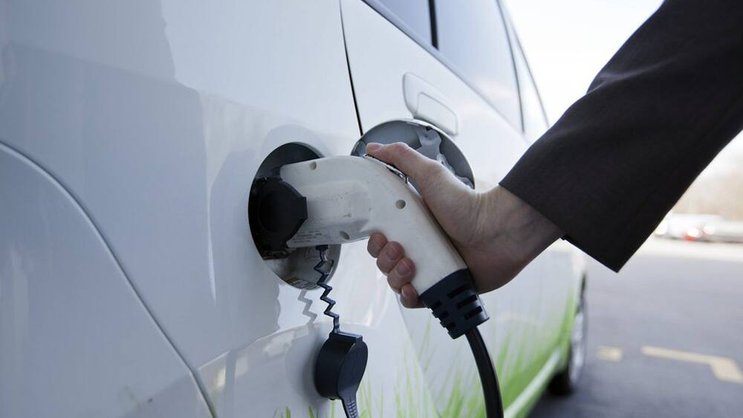 Ein Elektroauto an einer Ladestation. Keystone