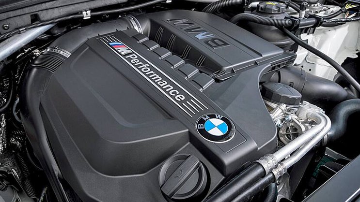 Blick unter die Motorhaube eines BMWs.