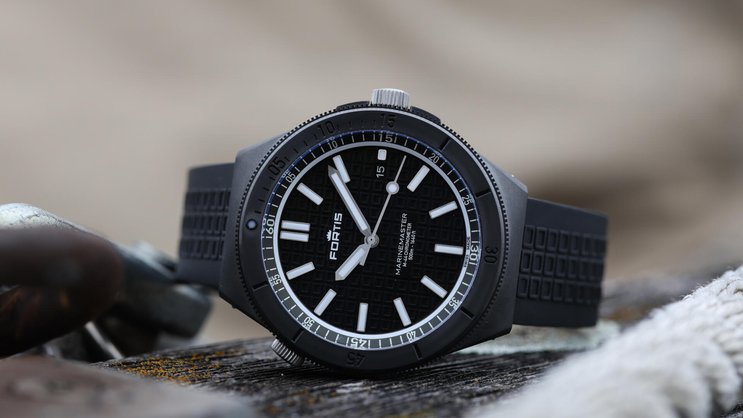 Spitzenmodell in der Taucheruhren-Kollektion von Fortis ist die bis 500 Meter wasserdichte M-44 Marinemaster mit einem Chronometer-zertifizierten Werk von Kenissi. Das Gehäuse ist DLC-beschichtet – und hat bereits vor der Küste Floridas ein paar unvergessliche Tauchgänge geloggt. (Hier abgebildet die M-44 DLC Gravity Black).