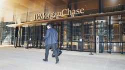 JPMorgan Chase hat die Vorwürfe in einer kürzlich eingereichten Klage wegen Verstössen am Arbeitsplatz zurückgewiesen. Sara Konradi für das WSJ