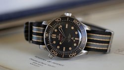 Die 2019 vorgestellte Seamaster Diver 300M «No Time To Die» aus Titan brachte eine Rückkehr der Keramik- zur Aluminium-Einlage für den einseitig rastenden Drehring, ein stark gewölbtes Saphirglas und militärische Ordonnanzzeichen. Sie wurde umgehend zum Bestseller – und zur Blaupause für aktuell vier weitere Modelle ähnlicher Bauart.