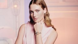 Van Cleef & Arpels

Das Gehäuse dieser gelbgoldenen Cadenas ist mit Snow-Set-Diamanten und Saphiren verziert. Preis auf Anfrage.