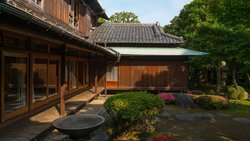 Garten des Kyu Asakura, ein traditionelles japanisches Haus aus der Taisho-Zeit, Kanto-Region, Tokio, Japan