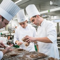 Mentoring statt Money: Junge Mitarbeitende in der Hotellerie wünschen sich nicht mehr Lohn, sondern eine gute Führungskultur.