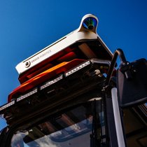 Gravis Robotics verwandelt Baumaschinen mit Nachrüstsets aus Sensoren, Kameras und KI-Software in autonome, ferngesteuerte Robotersysteme.