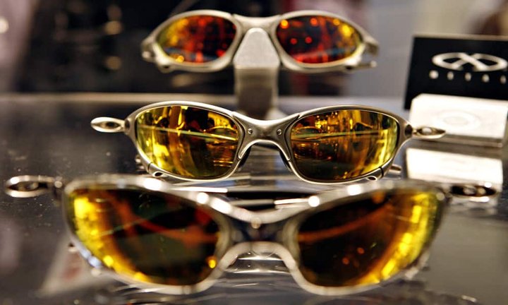 07-04-luxottica-oakley.jpg