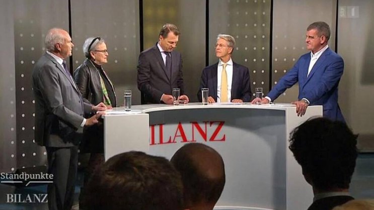 Das Bilanz-Podium mit Peter Spuhler, Herbert Scheidt (Präsident Bankiervereinigung), Dirk Schütz (Bilanz-Chefredaktor), Monika Roth (Co-Präsidentin Konzernverantwortungsinitiative) und Hans Hess (Präsident Swissmem), von rechts nach links.