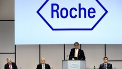 Die Keyplayer aus Management und Aktionariat tun sich gegenseitig gerne Gutes: Severin Schwan, Christoph Franz, André Hoffmann und Thomas Schinecker (v.l.) an der Generalversammlung vom März dieses Jahres.
