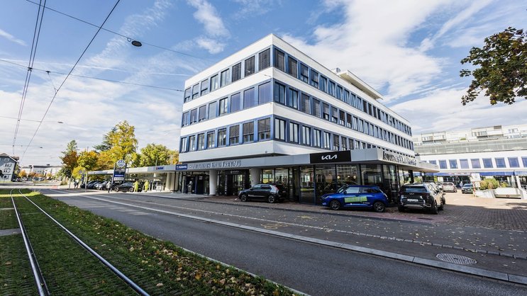 Ein geschätzter Umsatz von 16,8 Milliarden Franken im Jahr 2024 macht die Emil Frey Gruppe zum grössten Autohändler Europas.