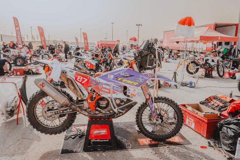 «Original by Motul» – ein Bike, ein Fahrer, eine Kiste. Die härteste Kategorie an der Rallye Dakar.