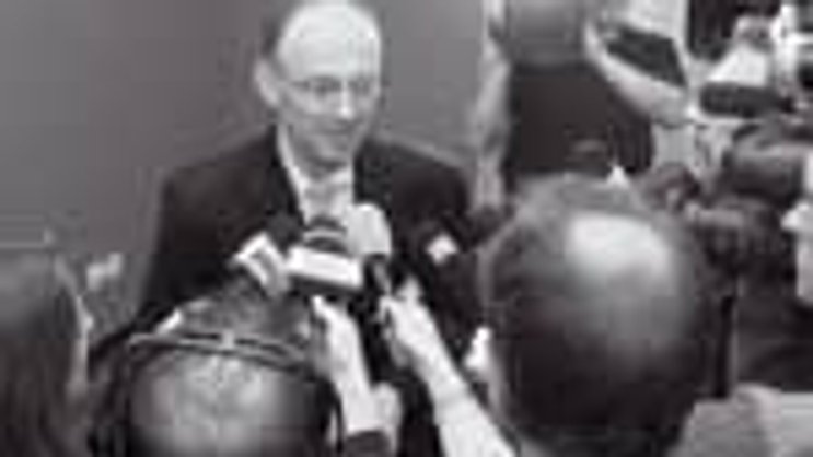 Die erste und letzte Pressekonferenz der Erb-Gruppe: Sanierer Hans Ziegler am 5. Dezember 2003 in Winterthur.