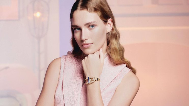 Van Cleef & Arpels Das Gehäuse dieser gelbgoldenen Cadenas ist mit Snow-Set-Diamanten und Saphiren verziert. Preis auf Anfrage.