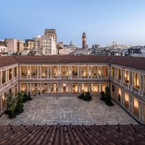 Verborgen im verschachtelten Hinterhof-Labyrinth des Modeviertels Quadrilatero della moda liegt das 2023 eröffnete «Portrait Milano». Ein verglaster Säulengang im quadratischen, von Arkaden gesäumten Innenhof führt zu einigen der insgesamt 73 Zimmer.