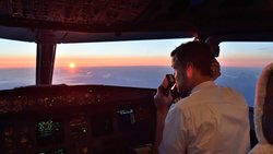 Im Cockpit: Piloten sind begehrt, ihre Löhne steigen.
