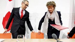 Unglücklich verhandelt: Finanzministerin Eveline Widmer-Schlumpf und Unterhändler Michael Ambühl.