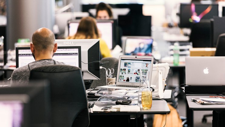 Alltag im Büro: Computer heizen den Raum zusätzlich auf.