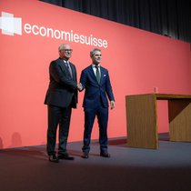 Nach zwei Amtsperioden übergab Christoph Mäder (l.) am «Tag der Wirtschaft» in Luzern das Economiesuisse-Präsidium an KMU-Unternehmer Silvan Wildhaber. 