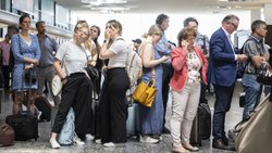 Warten auf den Flug: 72 Prozent der stornierten Flüge aus der und in die Schweiz waren Abendflüge.