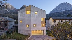 Das Haus der Familie Schoch steht direkt an der Talstation der Bergbahn Scuol  und wurde von A bis Z von Fanzun geplant und gebaut.
