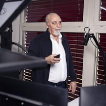 Der wichtigste Initiant der Bargeld-Initiative, Richard Koller, steuert die Kampagne fast allein von seinem Büro und privaten TV-Studio in Bätterkinden SO aus.