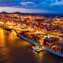 Das chinesische Wirtschaftswachstum liegt deutlich höher als in westlichen Industrienationen; das schlägt sich aber nur wenig in den Börsenkursen nieder (im Bild der Hafen von Shanghai).