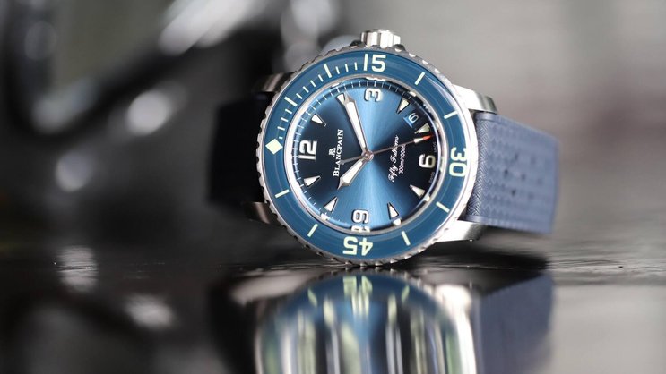Das um 2,7 Millimeter verkleinerte, 42,3 Millimeter grosse Gehäuse der Fifty Fathoms erforderte ein Redesign von Zifferblatt und Drehring. Das Werk ist das seit 2007 verfügbare automatische Kaliber 1315 mit 120 Stunden Gangreserve.