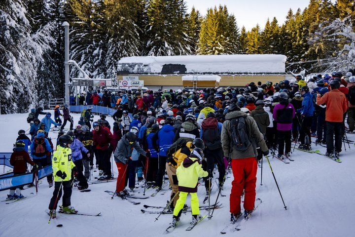 WINTERSAISON, SKIGEBIET, WINTERSPORT, SKIFAHREN, SKILIFT, ANSTEHEN, WARTESCHLANGE, WARTEN, 