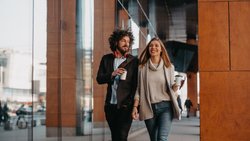 Instant-Genuss oder Investition? Bereits den Gegenwert von vier Coffee-to-go lässt sich in einen Fondssparplan einzahlen. Anlegen war noch nie so einfach. 