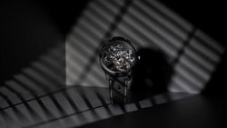 Masterpiece Skeleton – «unbunt» dank der Umgestaltung des Uhrenateliers Label Noir.