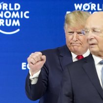 Der US-Präsident hat schon zweimal am Treffen in Davos teilgenommen, hier im Bild im Jahr 2020 mit WEF-Gründer Klaus Schwab (vorne).