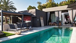 Aus dem grosszügigen Living Room führt der Weg zum Poolbereich mit Blick auf Ibiza-Stadt und aufs offene Meer. Die früher grellweiss gestrichenen Wände hüllte Anja Graf in dunkle Töne.