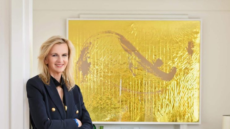 Die Unternehmerin Sabine Parenti in ihrem Salon. Im Hintergrund ein Bild von Pamela Rosenkranz, die 2015 den Schweizer Pavillon an der Biennale von Venedig bespielt hat.