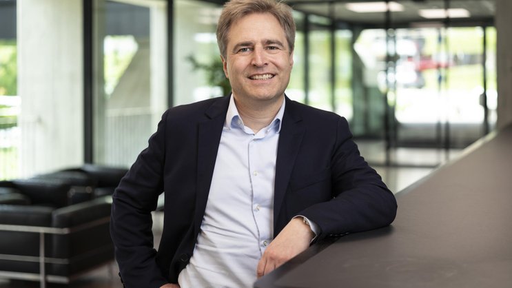 Da steht er noch in St. Gallen: Helvetia-Baloise-CEO Fabian Rupprecht am Eingang des damaligen Helvetia-Hauptsitzes im Jahr 2024.