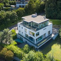 Rüschlikon: Die 9-Zimmer-Villa mit sieben Schlaf- und fünf Badezimmern verfügt über Indoor-Swimmingpool, Fitnessraum, Hamam, fünf Garagenplätze sowie Berg- und Seesicht. Preis: ab 14 Millionen Franken.