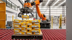 Ein Verpackungsroboter von Sika bei der Arbeit.