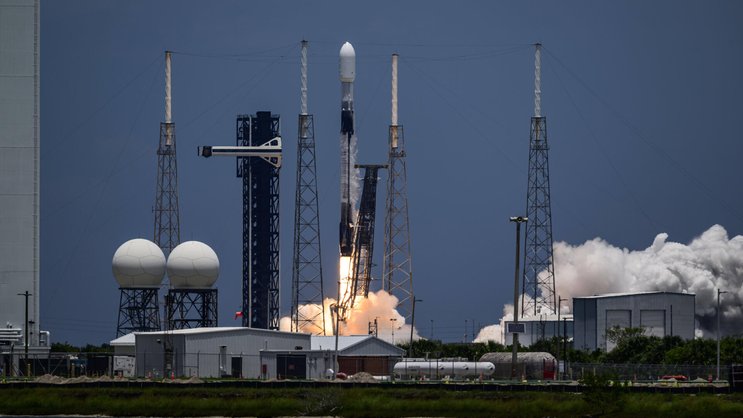 Eine SpaceX Falcon 9 Rakete startet vom Space Launch Complex 40 in der Cape Canaveral Space Force Station in Florida.