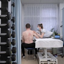 Eine Physiotherapeutin behandelt die operierte Schulter eines Patienten: Die Schulthess Klinik platziert sich im Ranking dieses Jahr ganz oben.