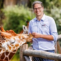 Severin Dressen ist seit fünf Jahren Direktor des Zoos Zürich. Der 37-jährige Deutsche ist promovierter Biologe, verheiratet und Vater von vier Kindern.