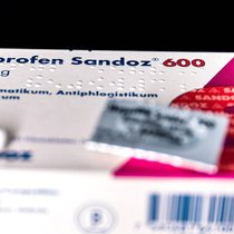 Eine Packung mit Tabletten Ibuprofen 600mg von Sandoz, die gegen Schmerzen und Fieber eingesetzt werden.