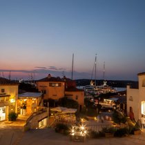 In den malerischen Gassen von Porto Cervo lässt es sich hervorragend flanieren.