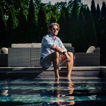 Adam Alter am Pool bei sich zu Hause. Er sagt, «ich lebe für den Sommer».
