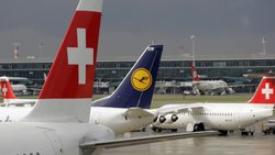 Flugzeuge der Lufthansa und der Konzern-Tochter Swiss am Flughafen Zürich. Neu können Investoren auch beim Traden Gratismeilen sammeln. (KEYSTONE/Alessandro Della Bella)
