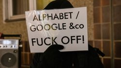 Protest gegen Google in Deutschland: Der Mutterkonzern Alphabet ist nicht nur in Europa unter Druck.