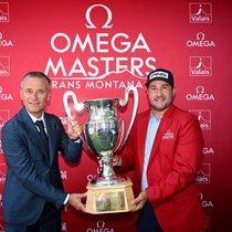 Raynald Aeschlimann (l.) mit Thriston Lawrence aus Südafrika, der im August am Omega European Masters 2025 im Crans-sur-Sierre Golf Club siegte.