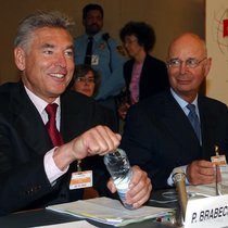 Foto aus guten alten Tagen: Peter Brabeck und Klaus Schwab 2002 bei einer Konferenz in Genf.