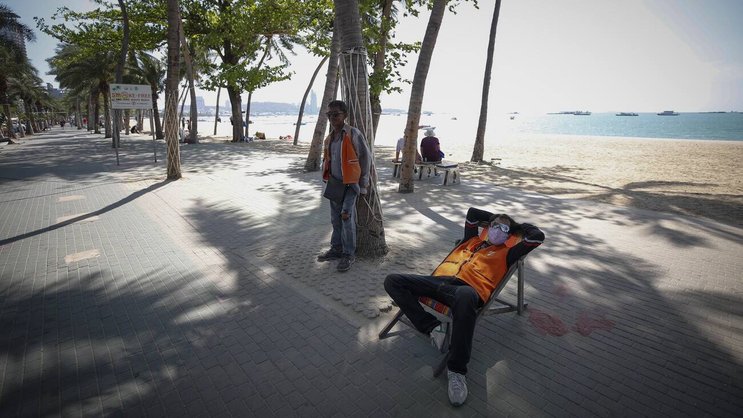 Keine Touristen in Thailand: Taxifahrer warten auf Kundschaft.