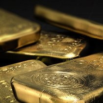 Goldbarren liegen übereinander.
