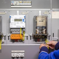 Erst wird gezählt, dann abgerechnet. Ein Monteur installiert im Auftrag des Elektrizitätswerks der Stadt Zürich (EWZ) einen smarten Stromzähler (2024).
